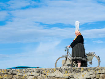 Circuit vélo en Bretagne : une bigoudène et son vélo.