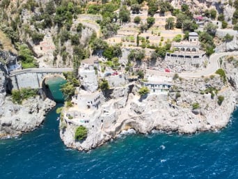 Costiera Amalfitana in bici: vista dall’alto della SS163 sul Ponte di Furore. 