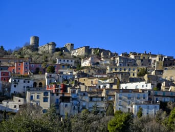 Campania in bici: centro storico di Pietravairano, una delle tappe della Ciclovia del Volturno.