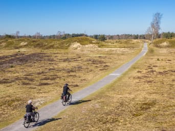 Ouder echtpaar fietst door Nationaal park Drents-Friese Wold.
