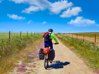 Rutas fáciles en bici por Extremadura: un ciclista recorre la Vía de la Plata.