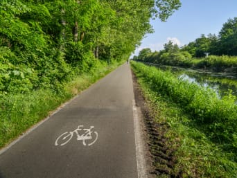 Una pista ciclabile in Lombardia lungo Naviglio Pavese.