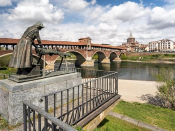 Via Francigena in bicicletta: vista del Ponte Coperto a Pavia.