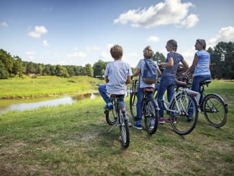 Ścieżki rowerowe na Mazurach – rodzina podczas wycieczki wzdłuż rzeki Krutynia.