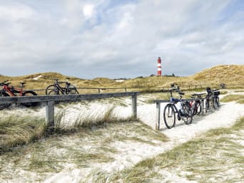 Fahrradtour Niedersachsen – Fahrräder stehen an der Nordseeküste.