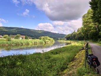 Fahrradtour Harz & Weserbergland – Fahrrad am Ufer der Weser.