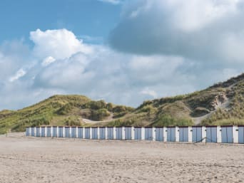 Noord-Holland: omkleedhokjes op een rij.