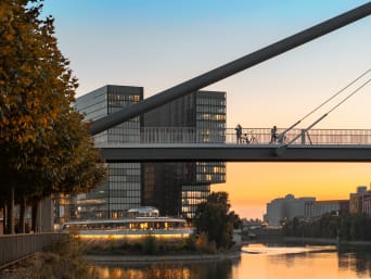 Radtouren NRW – Fahrradfahrer auf einer Rheinbrücke in Düsseldorf. Radtouren NRW – Fahrradfahrer auf einer Rheinbrücke in Düsseldorf.