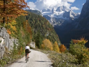 Radwege in Oberösterreich: Eine Radfahrerin fährt durch die Berge Oberösterreichs.