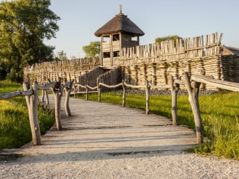 Szlaki rowerowe w Kujawsko-pomorskiem: rezerwat archeologiczny w Biskupinie to obowiązkowy punkt wycieczki Szlakiem Pałuckich Krajobrazów.