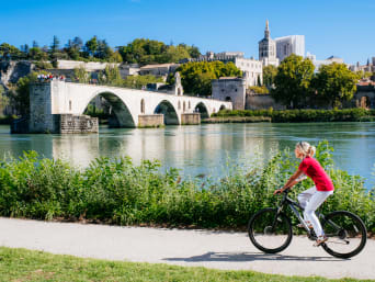 Cyclotourisme Provence : un itinéraire vélo devant le Pont Saint Benezet à Avignon.