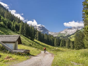 Radtouren Tirol: Zwei Radfahrer auf einem Radweg im Ötztal in Tirol