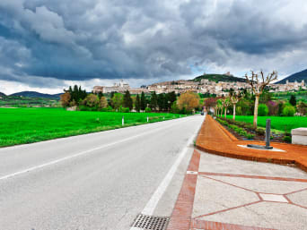 Cicloturismo Umbria: una strada porta ad Assisi.
