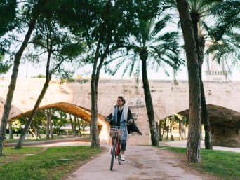 Rutas en bici por Valencia: una chica recorre la ciudad de Valencia en bicicleta.