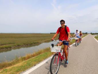 Cicloturismo Veneto – Una famiglia percorre in bici la ciclovia delle isole di Venezia.