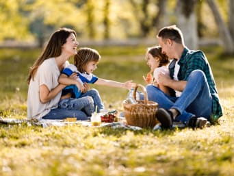 Fietsroute Bulskampveld: Familie picknickt tijdens de fietsroute in het Bulskampveld