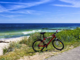 Trasy rowerowe nad morzem – Zachodniopomorskie zachwyca odcinkiem Velo Baltica wzdłuż wydm i plaży w Kołobrzegu.