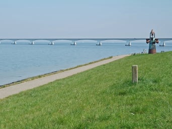 Fietsen in Zeeland – Fietspad aan het water in Zeeland.