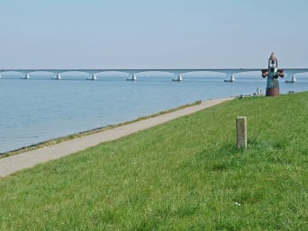 Fietsen in Zeeland – Fietspad aan het water in Zeeland.