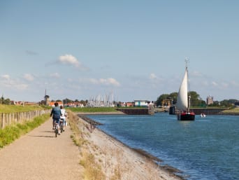 Fietsers langs het water in Zeeland. 