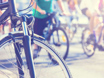Velo Sicherheit: Bremsen, Klingel und Beleuchtung gehören zur Ausstattung des sicheren Fahrrads.