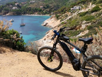 Percorsi ciclabili Toscana: bicicletta parcheggiata in un paesaggio della Maremma. Percorsi ciclabili Toscana: bicicletta parcheggiata in un paesaggio della Maremma.