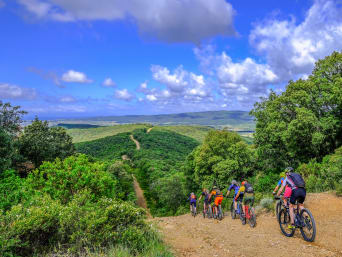 Maremma in bici: mountain biker pedalano nei pressi di Massa Marittima. Maremma in bici: mountain biker pedalano nei pressi di Massa Marittima.
