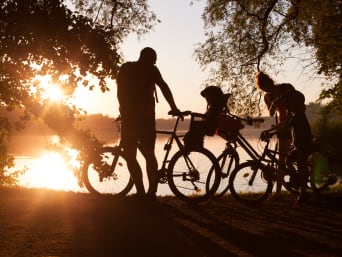 Wielkopolska rowerem – rodzina na ścieżce rowerowej.