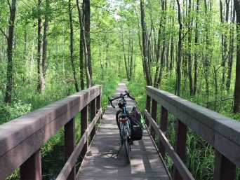 Podlasie trasy rowerowe: rower zaparkowany na kładce w Biebrzańskim Parku Narodowym. Podlasie trasy rowerowe: rower zaparkowany na kładce w Biebrzańskim Parku Narodowym.