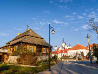 Trasy rowerowe: Supraśl – widok na Dom Ogrodnika zwany Starą Pocztą oraz monastyr. Trasy rowerowe: Supraśl – widok na Dom Ogrodnika zwany Starą Pocztą oraz monastyr.