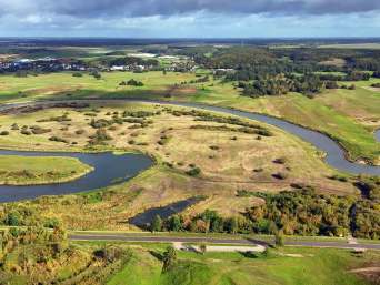 Podlasie – trasy rowerowe: widok na meandrującą rzekę Narew w okolicy Łomży. Podlasie – trasy rowerowe: widok na meandrującą rzekę Narew w okolicy Łomży.