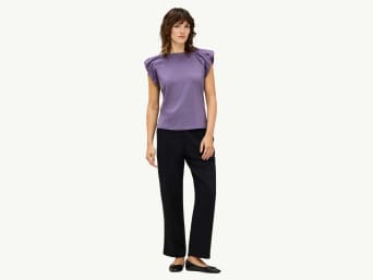 Helder wintertype: Het heldere wintertype heeft een sterk contrast nodig in een outfit. Helder wintertype: Het heldere wintertype heeft een sterk contrast nodig in een outfit.