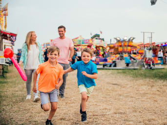 Festival infantil: una familia en una fiesta popular.