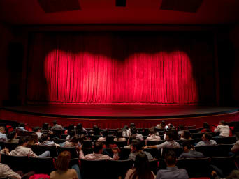 Publikum bei einem Theaterfestival.