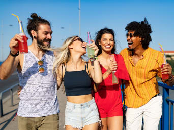 Kleurrijke festival outfits voor heren: Vriendengroep op weg naar een festival.