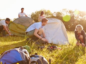 Festival Checklist : des festivaliers vont camper en festival en tente.