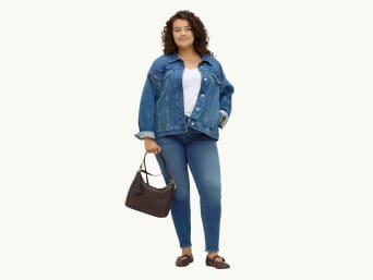 Layering look voor casual curvy mode: een curvy jeans kan veelzijdig gecombineerd worden. Layering look voor casual curvy mode: een curvy jeans kan veelzijdig gecombineerd worden.