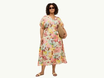 Elegante curvy jurk voor een feestelijke gelegenheid: A-lijn jurken staan elk figuurtype goed. Elegante curvy jurk voor een feestelijke gelegenheid: A-lijn jurken staan elk figuurtype goed.