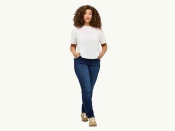 Outfit fisico a triangolo invertito: pantaloni dritti bilanciano la silhouette. Outfit fisico a triangolo invertito: pantaloni dritti bilanciano la silhouette.