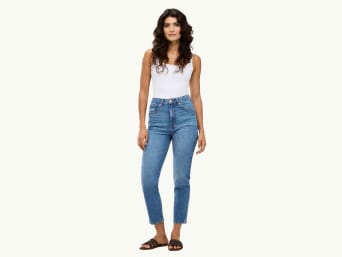 Rectangle body shape outfits: trousers for women with a rectangle body shape: combine tops with high-waisted jeans.