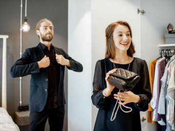 Elegante Firmenfeier-Outfits für Damen und Herren.