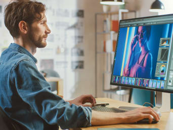 Edición de fotografías: un fotógrafo edita un retrato con el ordenador.