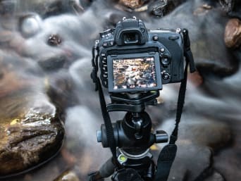Réglages appareil photo : la vitesse d’obturation d’un appareil photo pour prendre une rivière en photo.