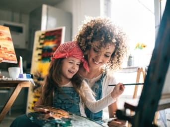Creatieve activiteit kinderen – Moeder en dochter doen mee aan schildercursus.