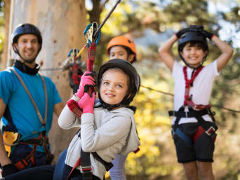 Sportieve uitjes – Vader geniet met kinderen van een klimbos.