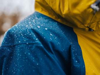 Outdoor kleding – winddichte en waterdichte jassen voor buitensport. Outdoor kleding – winddichte en waterdichte jassen voor buitensport.