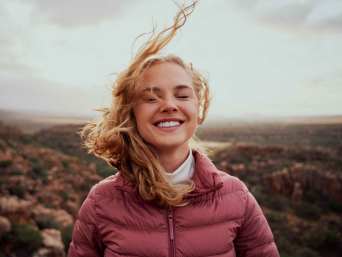 Outdoor kleding voor buitensport: ademende, waterdichte kleding voor de wintersport. Outdoor kleding voor buitensport: ademende, waterdichte kleding voor de wintersport.