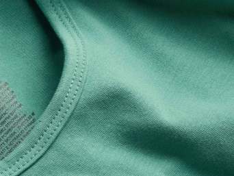Funktionskleidung waschen: Waschanleitung in einem Funktionsshirt. Funktionskleidung waschen: Waschanleitung in einem Funktionsshirt.