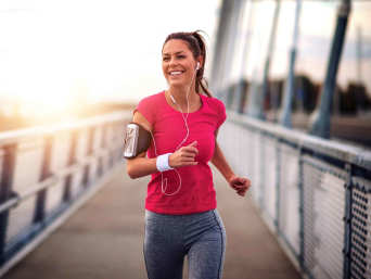 Kleidung Joggen: Mann trägt mehrere Schichten Laufbekleidung. 