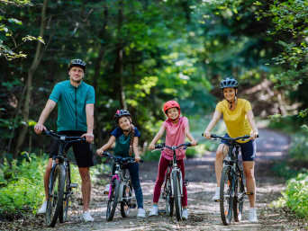 Kleidung Radfahren: Mann in eng anliegenden Biker-Shorts.